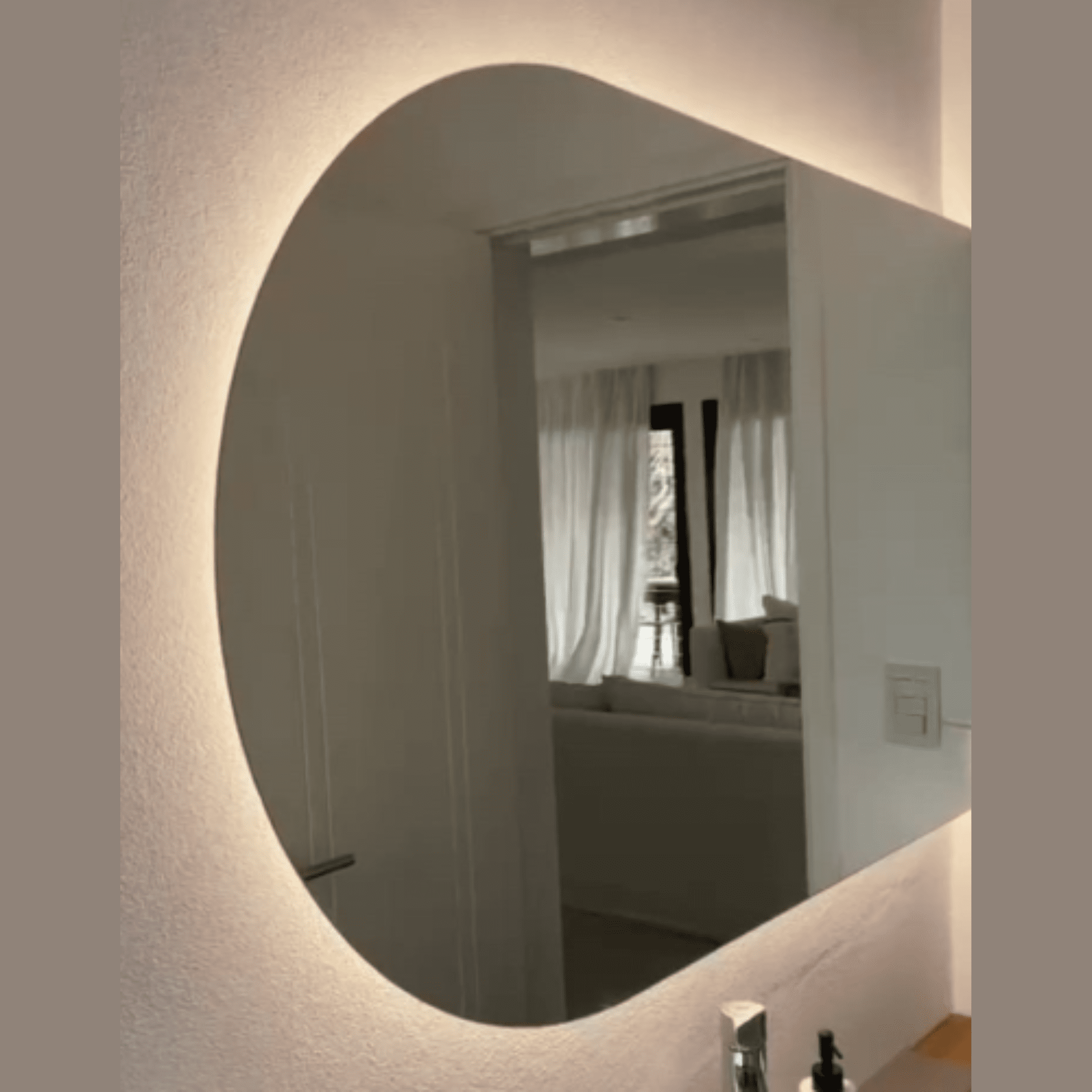espejo sin bordes o con marco interno retroiluminado blanco