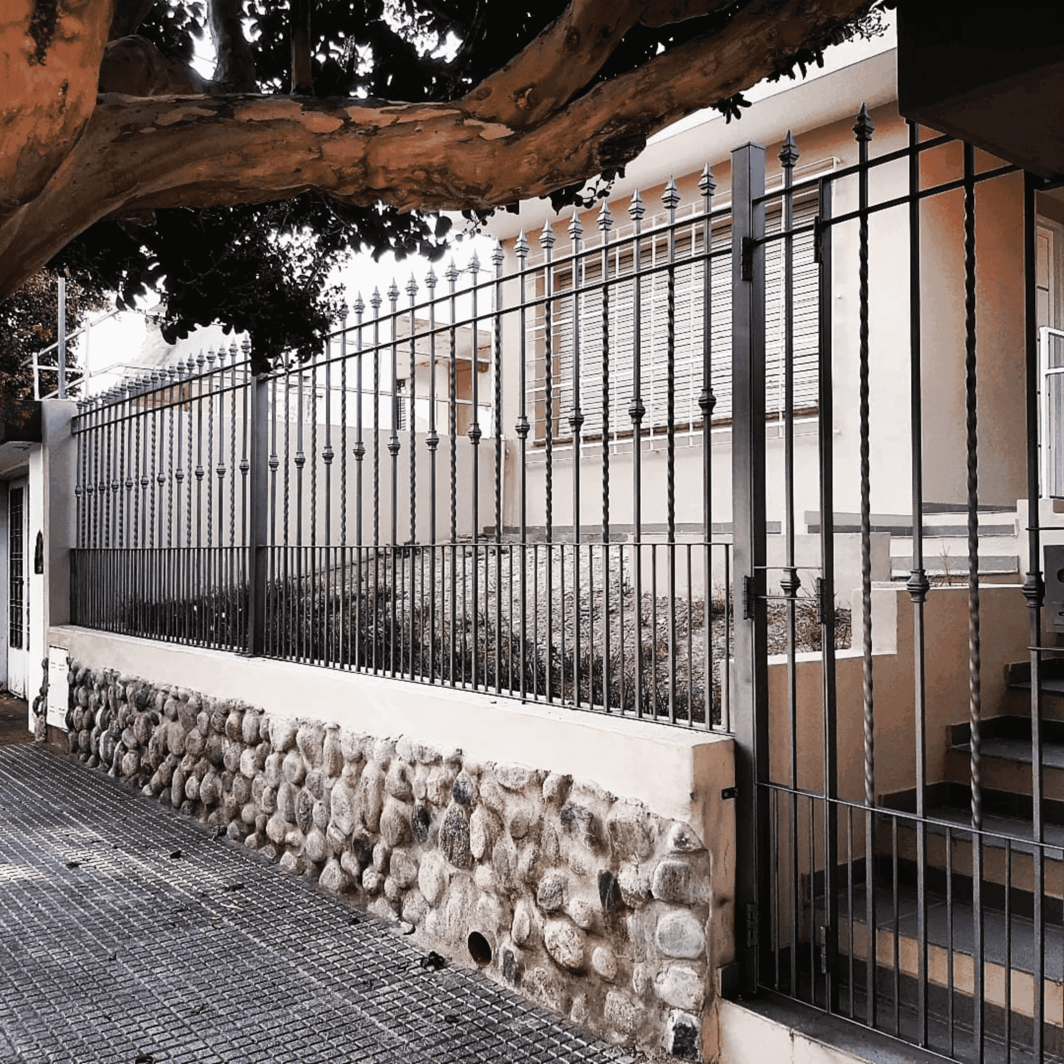 reja en verja con torsionado. anti perros y detalles intermedios